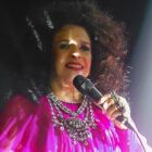 Luminosidade do cristal de Gal Costa reluz no 81º aniversário da cantora porque 'coisas sagradas permanecem'