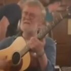 Fã filmou Glen Hansard cantando em bar pouco antes de o músico morrer em acidente de moto; VÍDEO