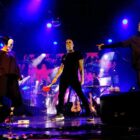 Pato Fu lança em outubro álbum ao vivo em que rebobina o disco 'Gol de quem?' com BNegão, Tom Zé e Zélia Duncan