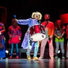 Musical sobre Gonzaguinha tem vigor cênico, a ideologia firme do artista e a marca da Barca dos Corações Partidos