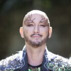 João Fênix fricciona os timbres da voz andrógina em álbum gravado ao vivo em show com o violonista Jaime Alem