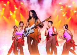 Lucy Alves divide 'Banquete de signos' na praia com Elba Ramalho em álbum ao vivo que traz três hits de Amelinha
