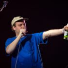 De volta ao Brasil, Mac DeMarco está sóbrio, tranquilão e ri de fama de 'sujo': 'Eu só cheiro a cigarro'