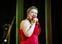 Maria Rita volta a se agigantar como cantora no show 'Redescobrir vol. 2', embalada pelo colo da mãe, Elis Regina