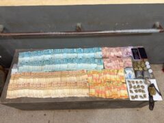 Militares do 6° Batalhão apreendem entorpecentes, dinheiro e prendem mulher em Cruzeiro do Sul