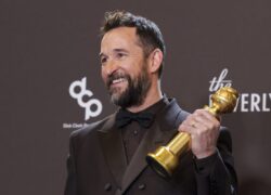 Noah Wyle é eleito o homem mais sexy do mundo de 2026 pela revista 'People'