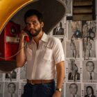 A história por trás da clássica foto de Wagner Moura no orelhão no set de 'O Agente Secreto'