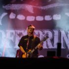 Guitarrista do Offspring anuncia afastamento dos palcos por 'problema repentino e sério' de saúde