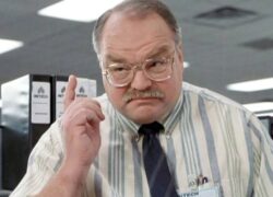 Richard Riehle, ator de 'Como enlouquecer seu chefe', morre aos 78 anos