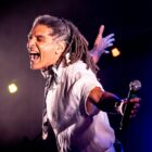 Marcos Sacramento 'bebe da chama' do samba em show que transpõe a roda do cantor para o palco com certa vibração