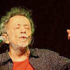 Tom Zé faz 90 anos em outubro e lança álbum ao vivo com gravação inédita de show feito em 1996, há três décadas