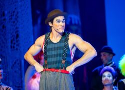 Musical sobre Trapalhão atiça memória afetiva com circo, humor e canções de Chico Buarque e Caetano Veloso