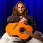 Vitor Kley regrava canção do Barão Vermelho e recicla sete músicas do próprio repertório em álbum redundante