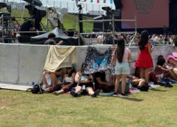 Lollapalooza 2026: fãs enfrentam calor, filas, espera e busca por lugar na sombra no 1º dia de festival