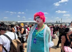 Lollapalooza 2026: fãs transformam fila do 2º dia em celebração da cultura drag inspirada por Chappell Roan