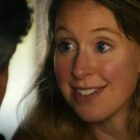 Filme sobre Elizabeth Holmes, empresária condenada por fraude, ganha data de estreia no Brasil